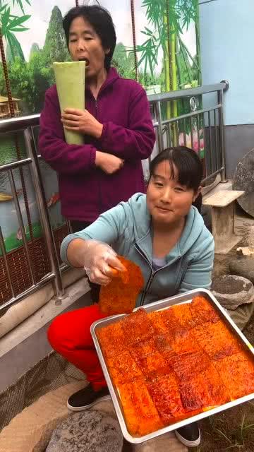 济宁群众吃大瓜,共享丰收喜悦