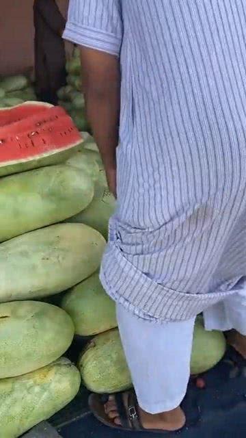 济宁群众吃大瓜,共享丰收喜悦