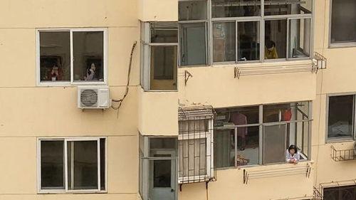 在窗户旁吃瓜,夏日悠闲时光的惬意体验