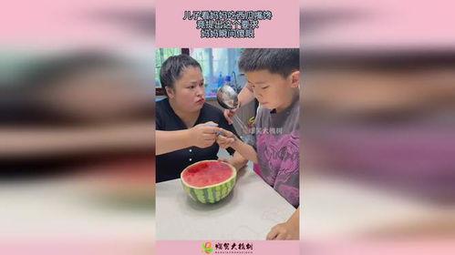 教师母亲吃瓜,瓜田里的温馨时光